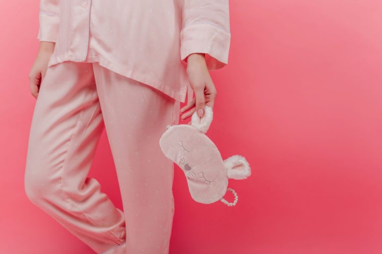 Pembe fonda iç çamaşırı ve hijyenik ped
