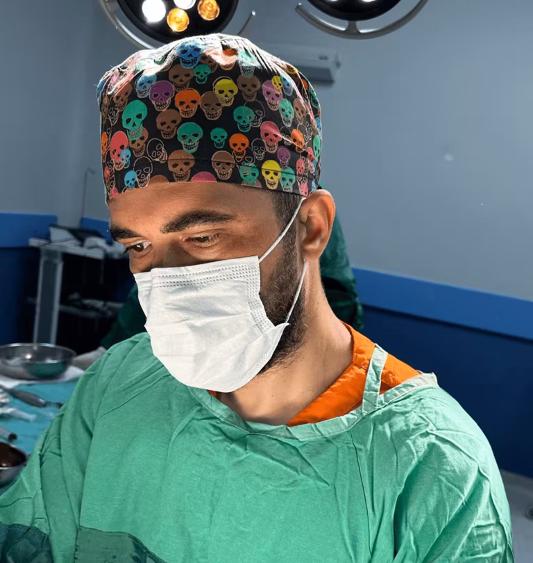 Op. Dr. Berkay Yüksel ameliyathanede
